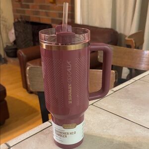 Stanley x Calia  Quencher H2.0 Tumbler - Red nectar with Gold Accent
